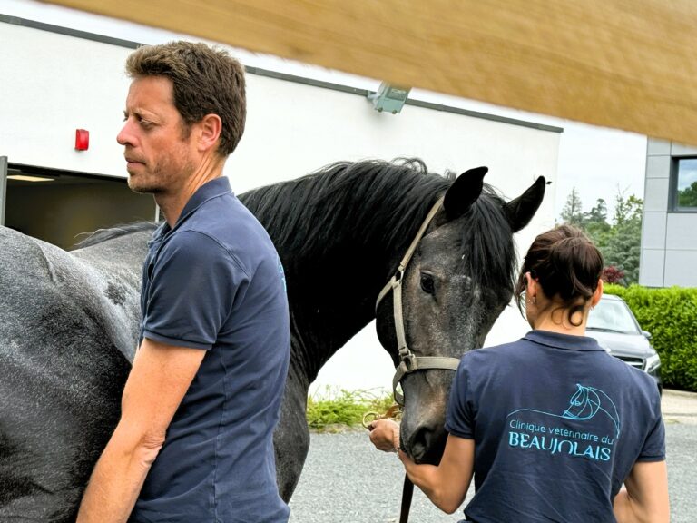 Dr Christophe DESCAMPS et Amélie pendant examen ortho